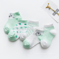 2019 Heißer Verkauf Babybaumwollkarikaturschlauchsockenhersteller mit rutschfesten Baumwollsäuglingsbabysocken des Musters